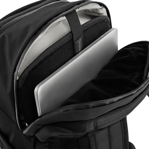 Separates, gepolstertes Laptopfach im Rückenbereich des Rucksacks mit sicherem Klettverschluss