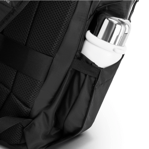 Nahaufnahme der elastischen Seitentasche des Rucksacks mit eingesteckter Getränkeflasche