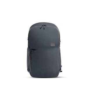 Frontansicht des grauen Nylon-Rucksacks mit wasserabweisenden Reißverschlüssen und verdeckten Frontfächern