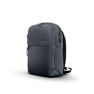 Schräge Ansicht des strapazierfähigen grauen Tagesrucksacks aus hochfestem Nylon mit seitlichen Außentaschen
