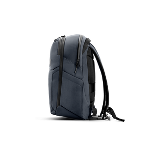 Seitenansicht des grauen Rucksacks mit flexiblem Seitenfach für Getränkeflaschen oder Regenschirme