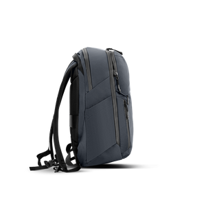 Zweite Seitenansicht des grauen Rucksacks mit praktischer Seitentasche für Flasche und Regenschirm