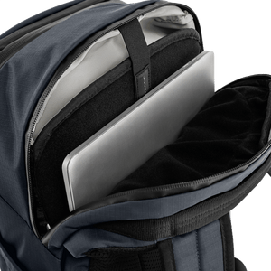 Separates, gepolstertes Laptopfach im Rückenbereich des grauen Rucksacks mit sicherem Klettverschluss
