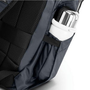 Nahaufnahme der elastischen Seitentasche des grauen Rucksacks mit eingesteckter Getränkeflasche