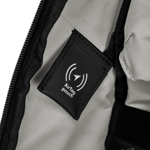 Detailansicht des AirTech Pouch Fachs im Innenraum zur sicheren Unterbringung eines GPS-Trackers