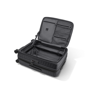 Geöffnete Frontöffnung des Stratic Novium ML Koffers in Black für einfaches Kofferpacken