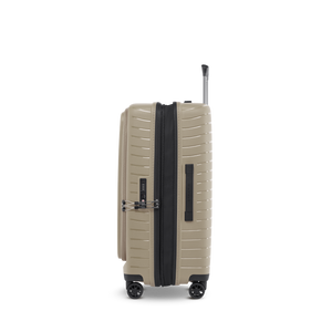 Seitenansicht des flexiblen Multi-Load-Koffers in Sand mit ergonomischem Tragegriff und schlankem Profil