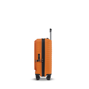 Seitenansicht des flexiblen Multi-Load-Koffers in Rosso Clay mit ergonomischem Tragegriff und schlankem Profil