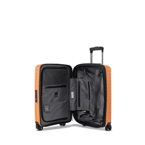 Geöffnetes Hauptfach des Trolleys mit nachhaltiger Ecosmart Innenausstattung aus 100% RPET und praktischen Packriemen