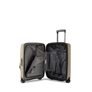 Geöffnete Frontöffnung des Stratic Novium ML Koffers in Sand mit gepolstertem 16 Zoll Laptopfach und praktischem Organizer