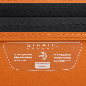 Nahaufnahme des Koffergriffs mit Arretier-Knopf und dezentem Stratic Connect NFC-Chip für smarte Reise-Features