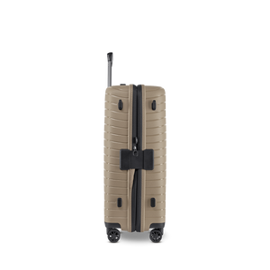 Seitenansicht des NOVIUM SL Trolley M in Sand mit geschlossenem Reißverschluss und kompaktem Profil