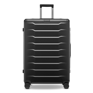 Premium-Aluminium-Trolley PHOENIX ALU in Black, Größe L – Frontansicht des hochwertigen Koffers mit smarter Technologie und robuster Rillenstruktur