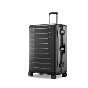 Smarter, großer Aluminium-Koffer PHOENIX ALU in Black – Dreiviertel-Ansicht des edlen Trolleys mit verstärkten Ecken und leichtgängigen Doppelrollen