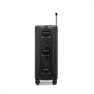 Seitenansicht des PHOENIX ALU Trolleys in Black aus Aluminium – zwei integrierte TSA-Zahlenschlösser an zwei Spangenverschlüssen und ergonomisch geformter Tragegriff