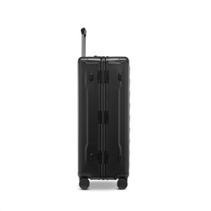 Hochwertiger Aluminium-Reisekoffer Stratic PHOENIX ALU L in Black – Profilansicht mit robusten Standfüßen und smarter Stratic Connect Technologie