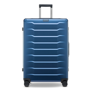 Premium-Aluminium-Trolley PHOENIX ALU in Blue, Größe L – Frontansicht des hochwertigen Koffers mit smarter Technologie und robuster Rillenstruktur