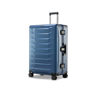 Smarter, großer Aluminium-Koffer PHOENIX ALU in Blue – Dreiviertel-Ansicht des edlen Trolleys mit verstärkten Ecken und leichtgängigen Doppelrollen