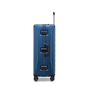 Seitenansicht des PHOENIX ALU Trolleys in Blue aus Aluminium – zwei integrierte TSA-Zahlenschlösser an zwei Spangenverschlüssen und ergonomisch geformter Tragegriff