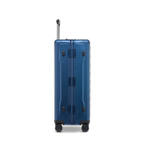 Hochwertiger Aluminium-Reisekoffer Stratic PHOENIX ALU L in Blue – Profilansicht mit robusten Standfüßen und smarter Stratic Connect Technologie