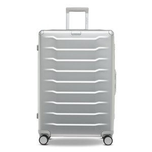 Premium-Aluminium-Trolley PHOENIX ALU in Silver, Größe L – Frontansicht des hochwertigen Koffers mit smarter Technologie und robuster Rillenstruktur
