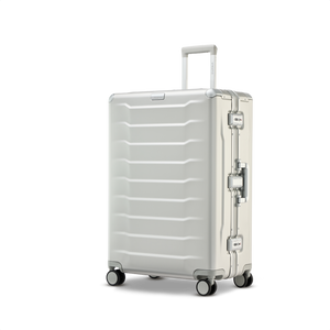 Smarter, großer Aluminium-Koffer PHOENIX ALU in Silver – Dreiviertel-Ansicht des edlen Trolleys mit verstärkten Ecken und leichtgängigen Doppelrollen