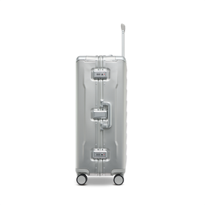 Seitenansicht des PHOENIX ALU Trolleys in Silver aus Aluminium – zwei integrierte TSA-Zahlenschlösser an zwei Spangenverschlüssen und ergonomisch geformter Tragegriff