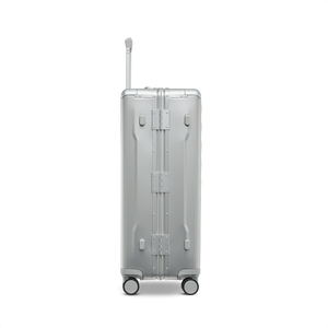 Hochwertiger Aluminium-Reisekoffer Stratic PHOENIX ALU L in Silver – Profilansicht mit robusten Standfüßen und smarter Stratic Connect Technologie