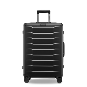 Premium-Aluminium-Trolley PHOENIX ALU in Black, Größe M – Frontansicht des hochwertigen Koffers mit smarter Technologie und robuster Rillenstruktur