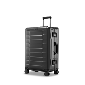 Smarter Aluminium-Koffer PHOENIX ALU in Black – Dreiviertel-Ansicht des edlen Trolleys mit verstärkten Ecken und leichtgängigen Doppelrollen