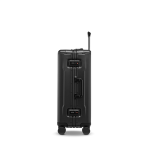 Hochwertiger Aluminium-Reisekoffer Stratic PHOENIX ALU M in Black – Profilansicht mit robusten Standfüßen und smarter Stratic Connect Technologie