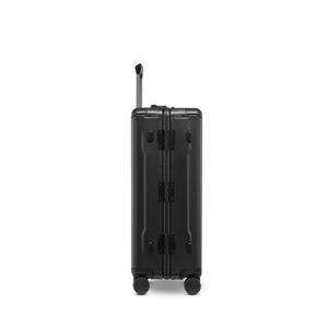 Seitenansicht des PHOENIX ALU Trolleys in Black aus Aluminium – zwei integrierte TSA-Zahlenschlösser an zwei Spangenverschlüssen und ergonomisch geformter Tragegriff