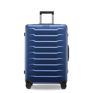 Premium-Aluminium-Trolley PHOENIX ALU in Silver, Größe M – Frontansicht des hochwertigen Koffers mit smarter Technologie und robuster Rillenstruktur