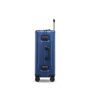 Seitenansicht des PHOENIX ALU Trolleys in Silver aus Aluminium – zwei integrierte TSA-Zahlenschlösser an zwei Spangenverschlüssen und ergonomisch geformter Tragegriff