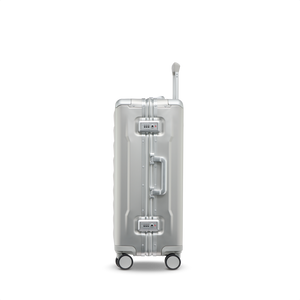 Seitenansicht des PHOENIX ALU Trolleys in Silver aus Aluminium – zwei integrierte TSA-Zahlenschlösser an zwei Spangenverschlüssen und ergonomisch geformter Tragegriff