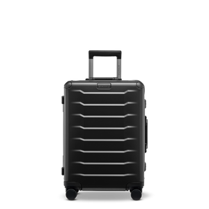 Premium-Aluminium-Trolley PHOENIX ALU in Black, Größe S – Frontansicht des hochwertigen Koffers mit smarter Technologie und robuster Rillenstruktur