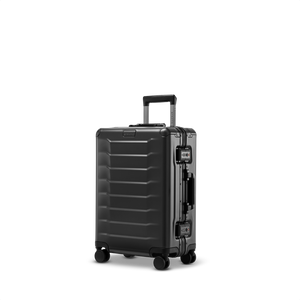 Smarter Aluminium-Kabinenkoffer PHOENIX ALU in Black – Dreiviertel-Ansicht des edlen Trolleys mit verstärkten Ecken und leichtgängigen Doppelrollen