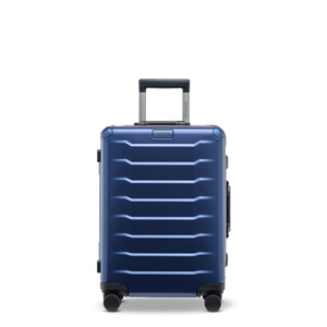 APremium-Aluminium-Trolley PHOENIX ALU in Blue, Größe S – Frontansicht des hochwertigen Koffers mit smarter Technologie und robuster Rillenstrukturremium-Aluminium-Trolley PHOENIX ALU in Blue, Größe L – Frontansicht des hochwertigen Koffers mit smarter Tec