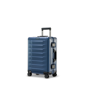 Smarter, kleiner Aluminium-Koffer PHOENIX ALU in Blue – Dreiviertel-Ansicht des edlen Trolleys mit verstärkten Ecken und leichtgängigen Doppelrollen