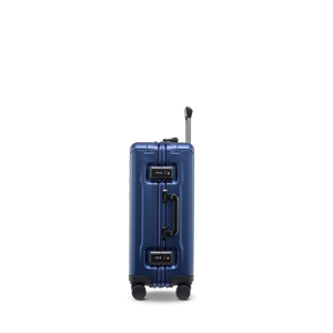 Seitenansicht des PHOENIX ALU Trolleys in Blue aus Aluminium – zwei integrierte TSA-Zahlenschlösser an zwei Spangenverschlüssen und ergonomisch geformter Tragegriff