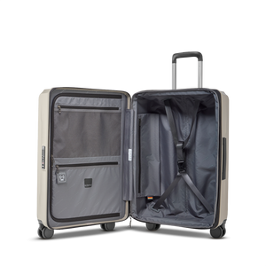 Geöffneter PHOENIX SL Trolley M zeigt das großzügige Packvolumen mit elastischen Kreuzpackgurten für knitterfreie Kleidung