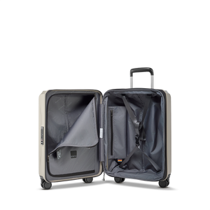 eöffneter PHOENIX SL Trolley S zeigt das durchdachte Innenleben mit elastischen Kreuzpackgurten und einer praktischen Reißverschluss-Trennwand