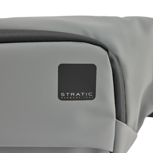 STRATIC Vibe Beltbag szara – szczegół logo STRATIC i wodoodpychającego zamka błyskawicznego