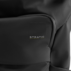 STRATIC Vibe Daily Backpack noir – Gros plan du logo STRATIC sur bâche résistante aux intempéries