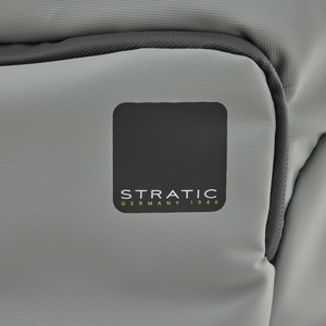 STRATIC Vibe Daily Backpack gris – Gros plan du logo STRATIC sur bâche résistante aux intempéries