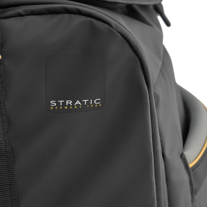 STRATIC Vibe Duffle Bag L noir – Gros plan du logo STRATIC sur bâche résistante aux intempéries