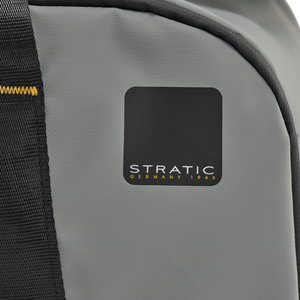 STRATIC Vibe Duffle Bag L gris – Gros plan du logo STRATIC sur bâche résistante aux intempéries