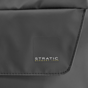 STRATIC Vibe Messenger Bag czarna – zbliżenie logo STRATIC na wodoodpychającym materiale