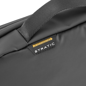 STRATIC Vibe Toiletry Bag zwart detail – hoogwaardige naden & reliëf STRATIC logo