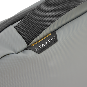 STRATIC Vibe Toiletry Bag grijs detail – hoogwaardige naden & reliëf STRATIC logo